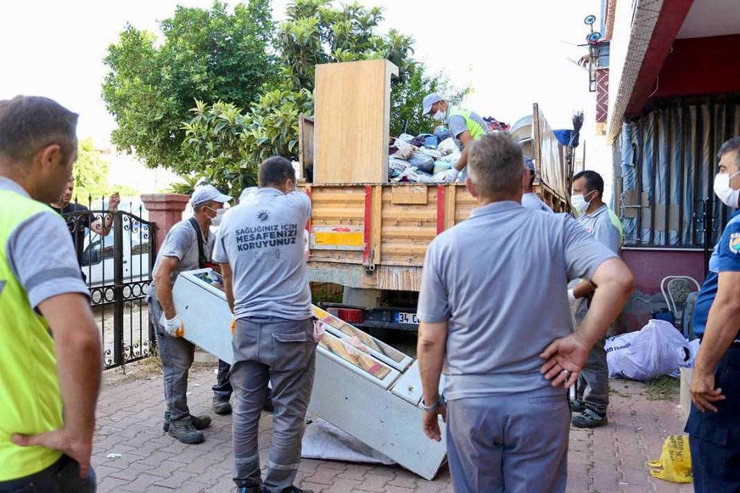 Kamyonlar yetmedi: Çöp partisi sona erdi! Apartmandan çıkanlar hayrete düşürdü 16